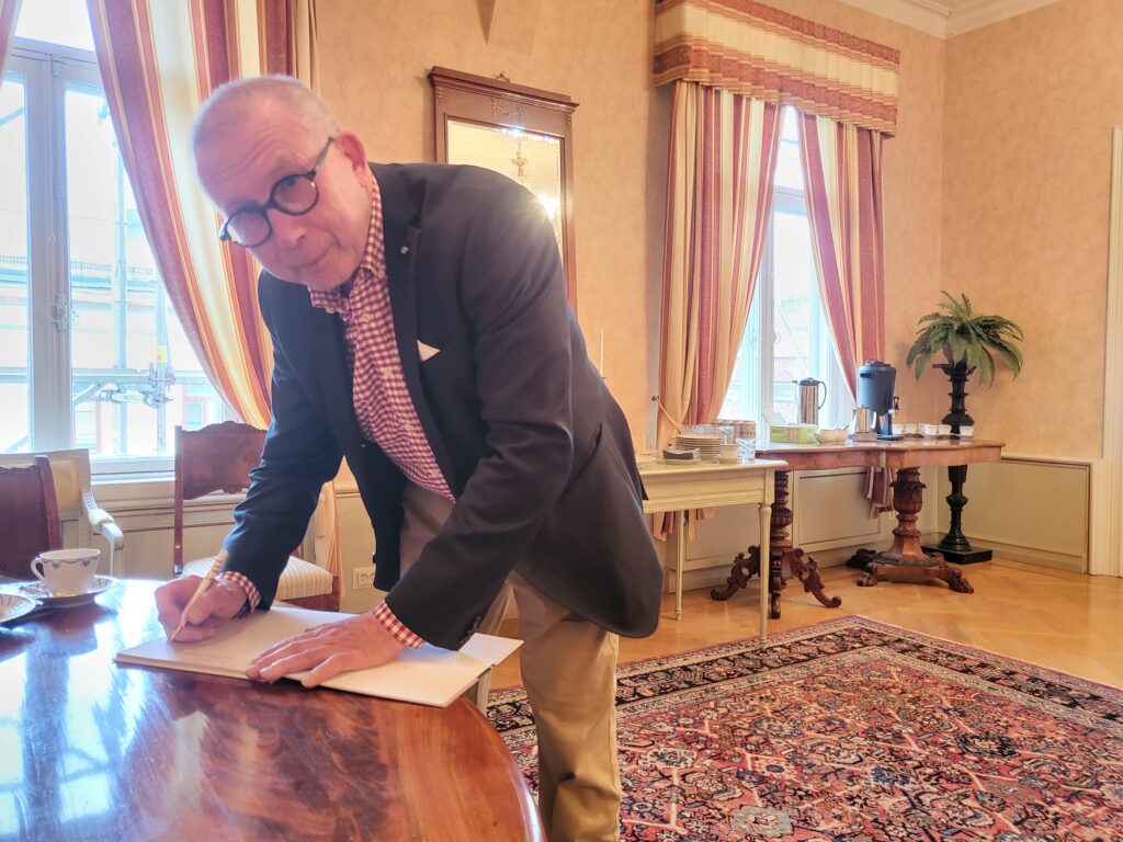 Peter Nordling signerar en bok. Sista bankboken, Vasa Andelsbank