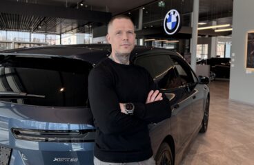 BMW:s märkesansvariga Jari Ketola berättar att det förnyade showroomet har gjort vardagen smidigare.