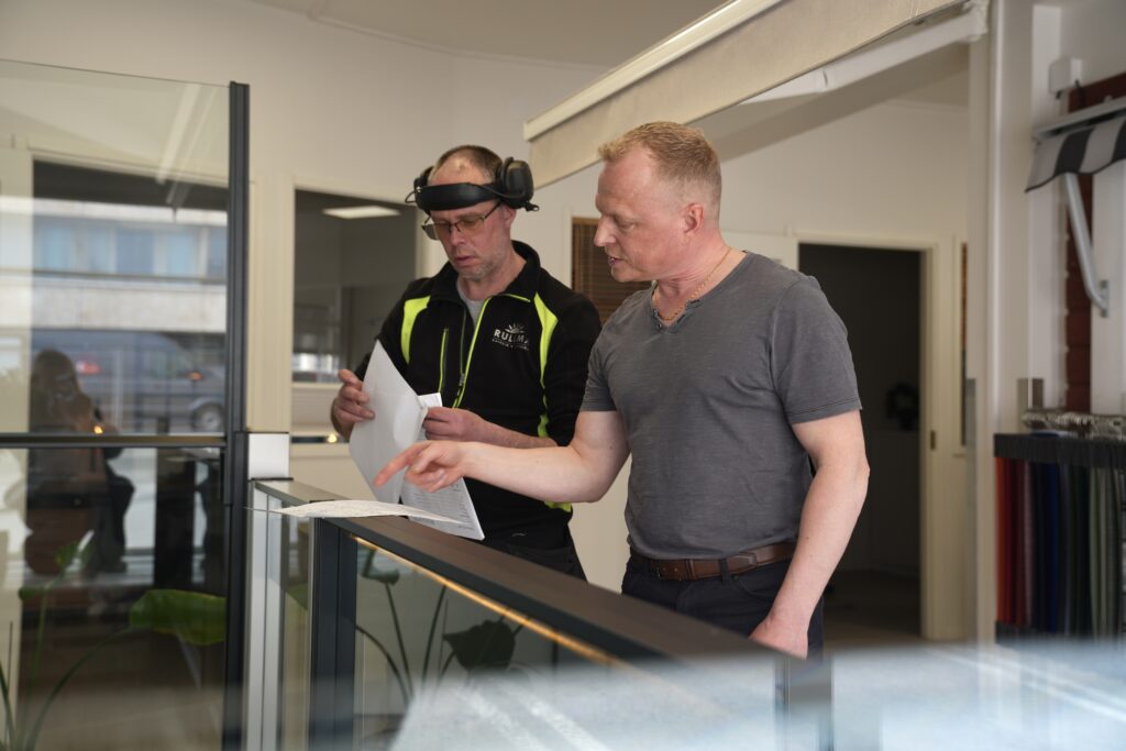 Yksi Rullman kysytyimmistä tuotteista tällä hetkellä ovat ylös- ja alas säädettävät lasikaiteet sekä lasitetut terassit. Kuvassa oikealla toimitusjohtaja Sami Harju, vasemmalla asentaja Martin Sundvik.