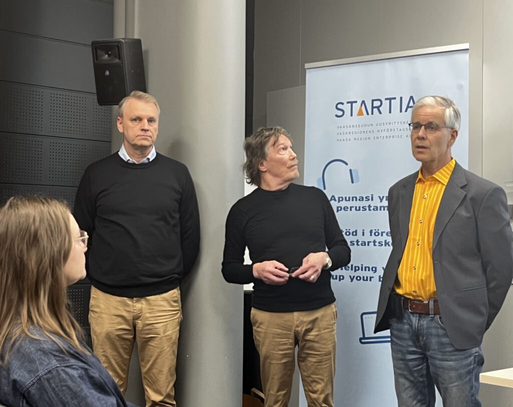Lehtorit Thomas Sabel, Klaus Salonen ja Timo Malin kehittivät VAMKiin uutta yrittäjäkoulutusta. Lektorerna Thomas Sabel, Klaus Salonen och Timo Malin utvecklade ny entreprenörskapsutbildning vid VAMK.