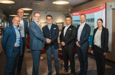 Bilden är tagen i samband med att avtalet undertecknades. Från vänster: Hitachi Energyn Transformers Pietro Cester och Norbert Beatrix, Fingrids Timo Kiiveri, Hitachi Energyn Transformers Bruno Melles, Fingrids Daniel Kuosa, Hitachi Energy Finlands Matti Vaattovaara och Fingrids Sanna Sierla.