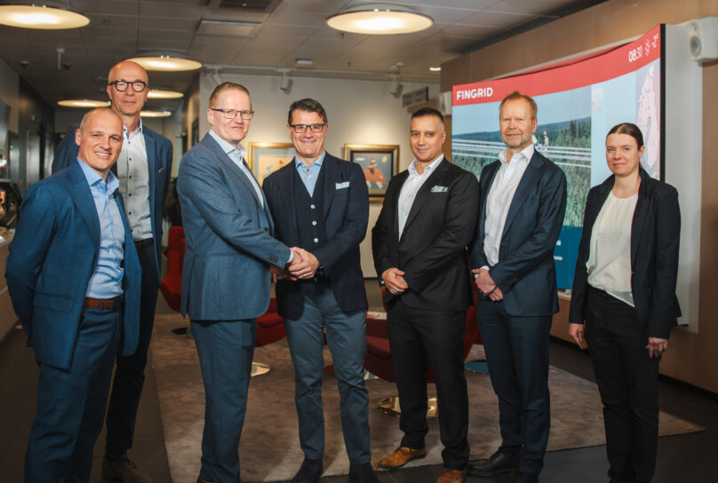 Bilden är tagen i samband med att avtalet undertecknades. Från vänster: Hitachi Energyn Transformers Pietro Cester och Norbert Beatrix, Fingrids Timo Kiiveri, Hitachi Energyn Transformers Bruno Melles, Fingrids Daniel Kuosa, Hitachi Energy Finlands Matti Vaattovaara och Fingrids Sanna Sierla.