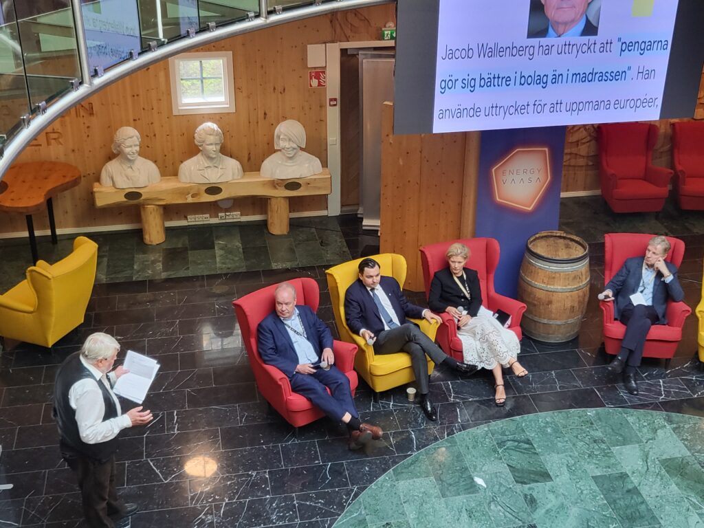 Lassi Noponen, Joakim Strand, Heidi Schauman och Esko Aho svarade på svåra frågor av Sture Udd (stående). Wasa Future Festival