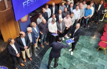 Ett stort gäng från Danfoss var på plats för att ta emot priset. På bilden delar Joakim Strand ut diplom till Kimmo Rajakangas. Wasa Future Festival, Wasa Innovation Center