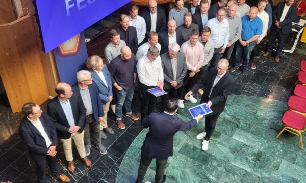 Ett stort gäng från Danfoss var på plats för att ta emot priset. På bilden delar Joakim Strand ut diplom till Kimmo Rajakangas. Wasa Future Festival, Wasa Innovation Center