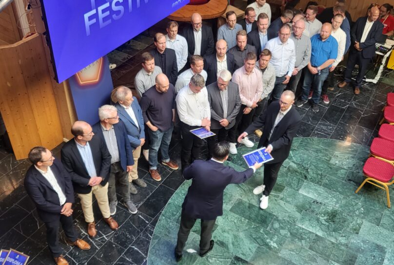 Ett stort gäng från Danfoss var på plats för att ta emot priset. På bilden delar Joakim Strand ut diplom till Kimmo Rajakangas. Wasa Future Festival, Wasa Innovation Center