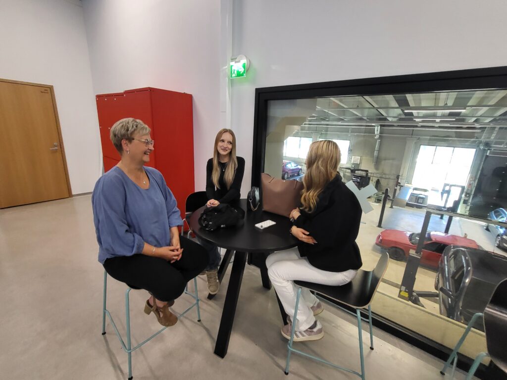 Ritva Södergård, Aada Suomela, Julia Timonen, Vamia.