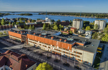 Ilmakuva Vaasan ammattikorkeakoulusta, meri taustalla.