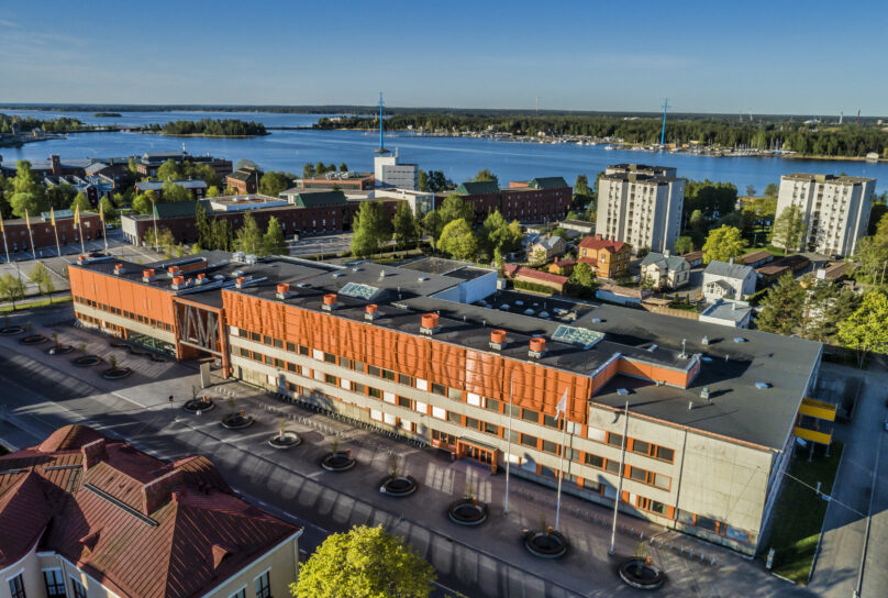 Ilmakuva Vaasan ammattikorkeakoulusta, meri taustalla.